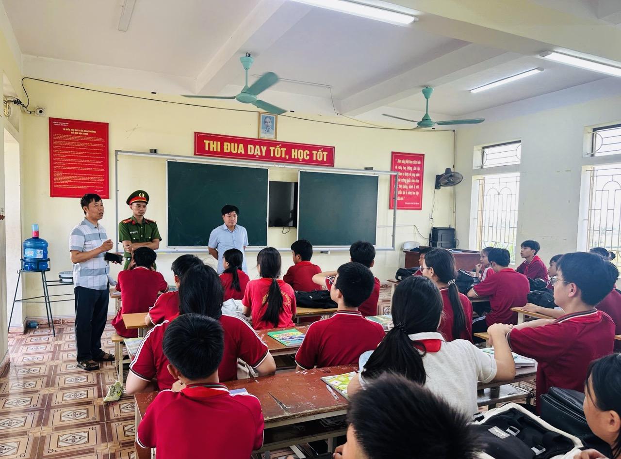 Công an xã Đông Quan tăng cường kiểm tra, rà soát, phòng ngừa vi phạm pháp luật trong học đường