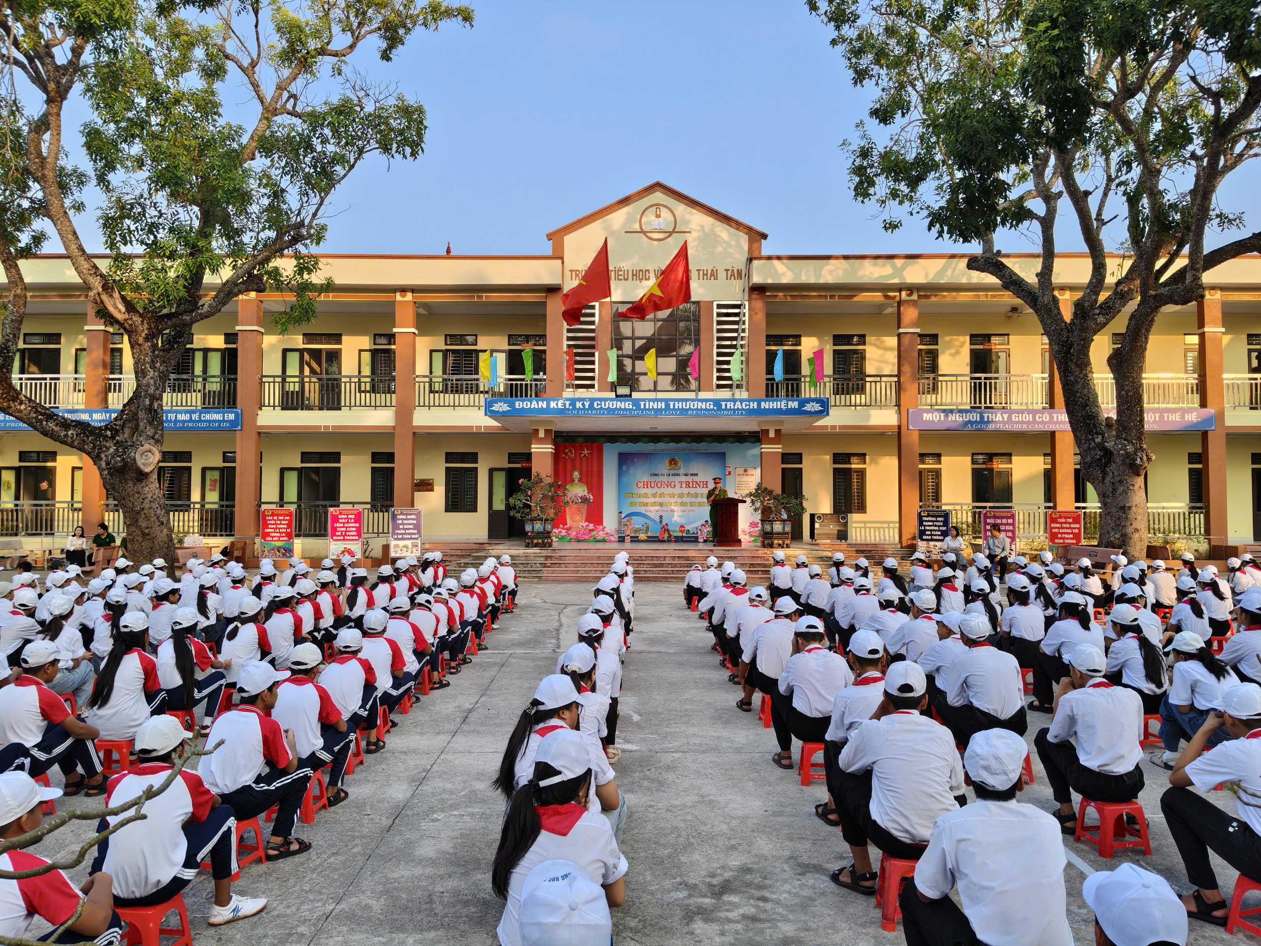 Công an xã Đông Thái Ninh tăng cường công tác tuyên truyền, phổ biến giáo dục pháp luật về luật an toàn giao thông đối với các trường học trên địa bàn xã