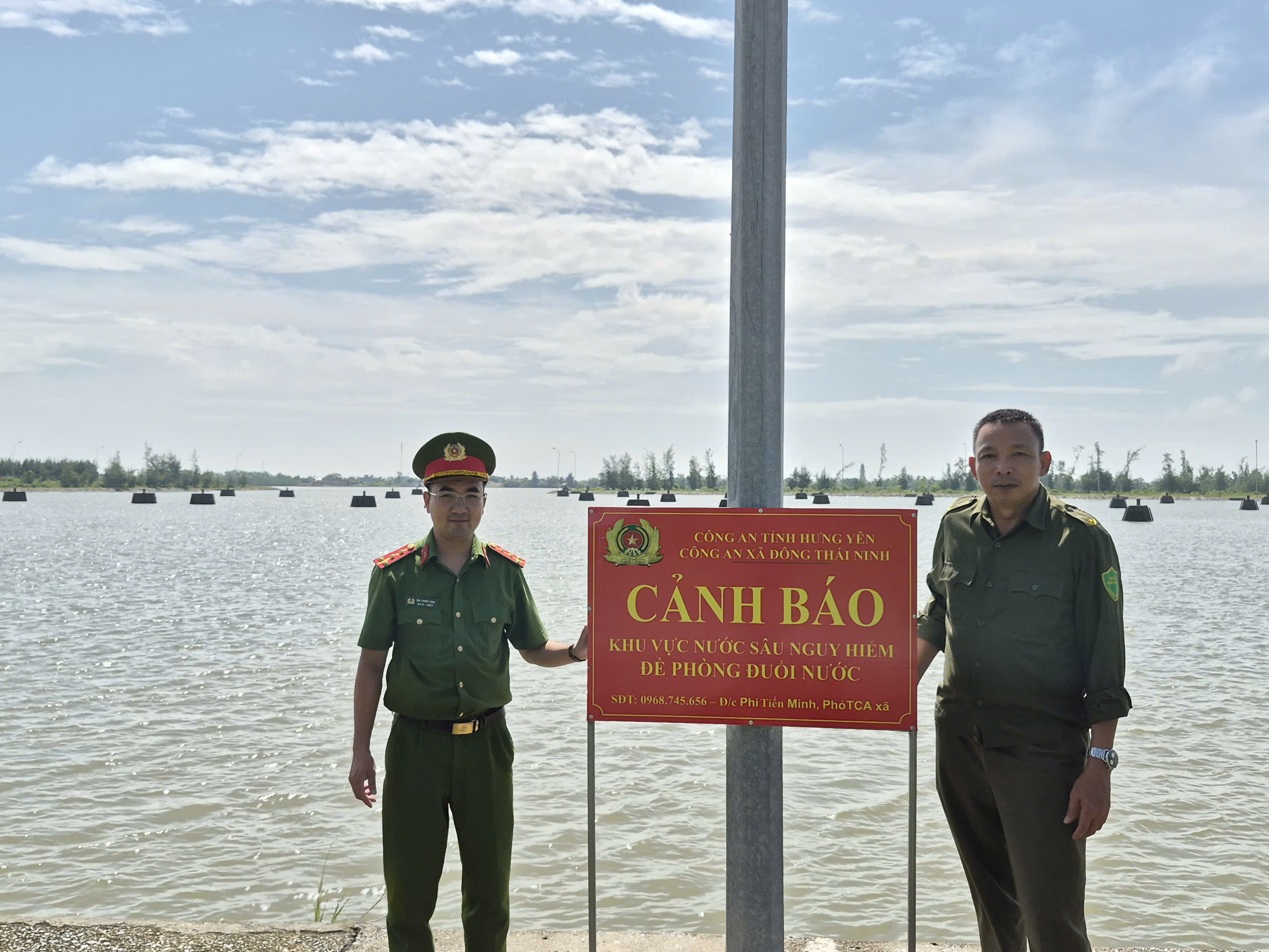 Công an xã Đông Thái Ninh cắm biển cảnh báo khu vực nước sâu, đề phòng đuối nước, chủ động phòng ngừa tai nạn mùa mưa lũ