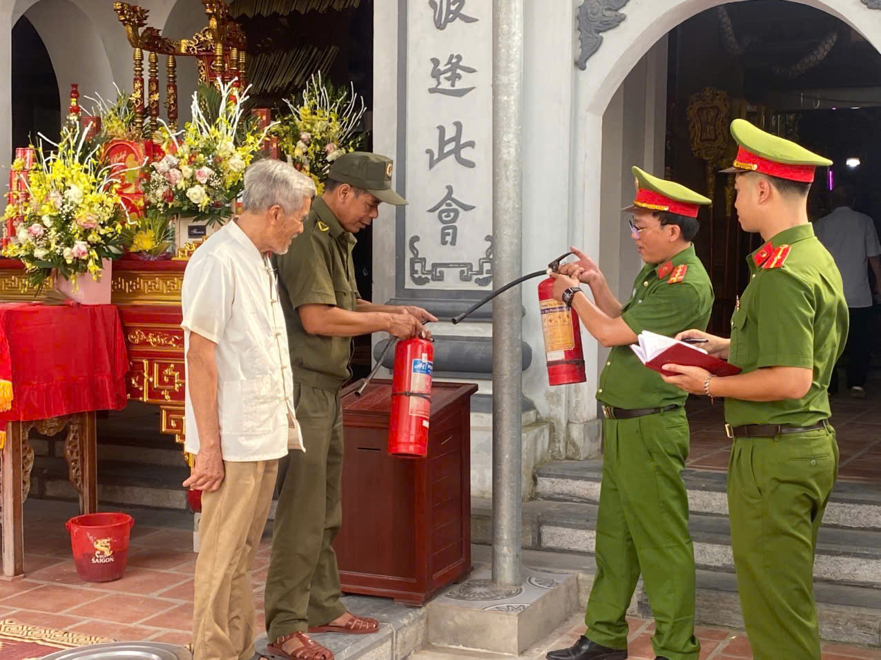 Công an xã Đông Thụy Anh chủ động kiểm tra, hướng dẫn công tác phòng cháy, chữa cháy, bảo đảm an toàn Đền Chòi trong dịp lễ hội