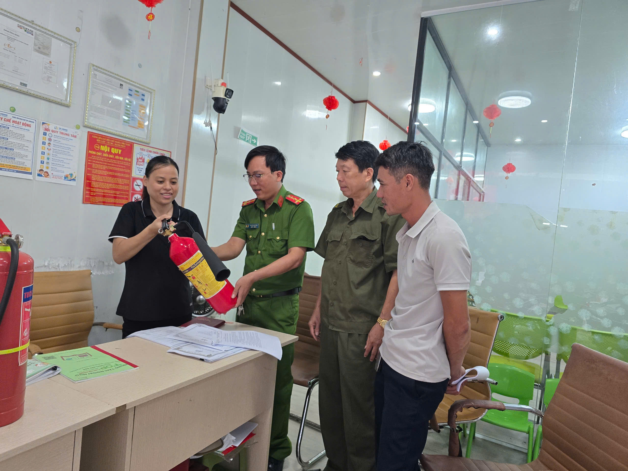Công an xã Đông Thụy Anh tăng cường kiểm tra, hướng dẫn công tác  phòng cháy, chữa cháy và cứu nạn, cứu hộ tại cơ sở giáo dục