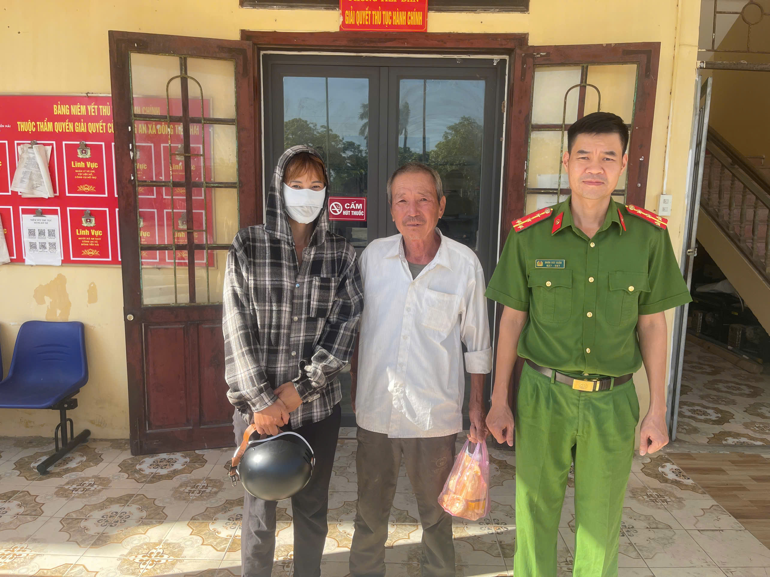 Công an xã Đông Tiền Hải kịp thời, hỗ trợ người dân đi lạc đường về nhà an toàn