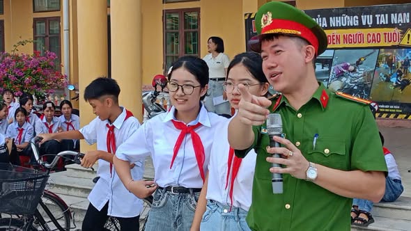 Công an xã Đông Tiền Hải tuyên truyền, phổ biến kiến thức pháp luật về trật tự, an toàn giao thông và hướng dẫn kỹ năng lái xe an toàn cho học sinh THCS Đông Tiền Hải.
