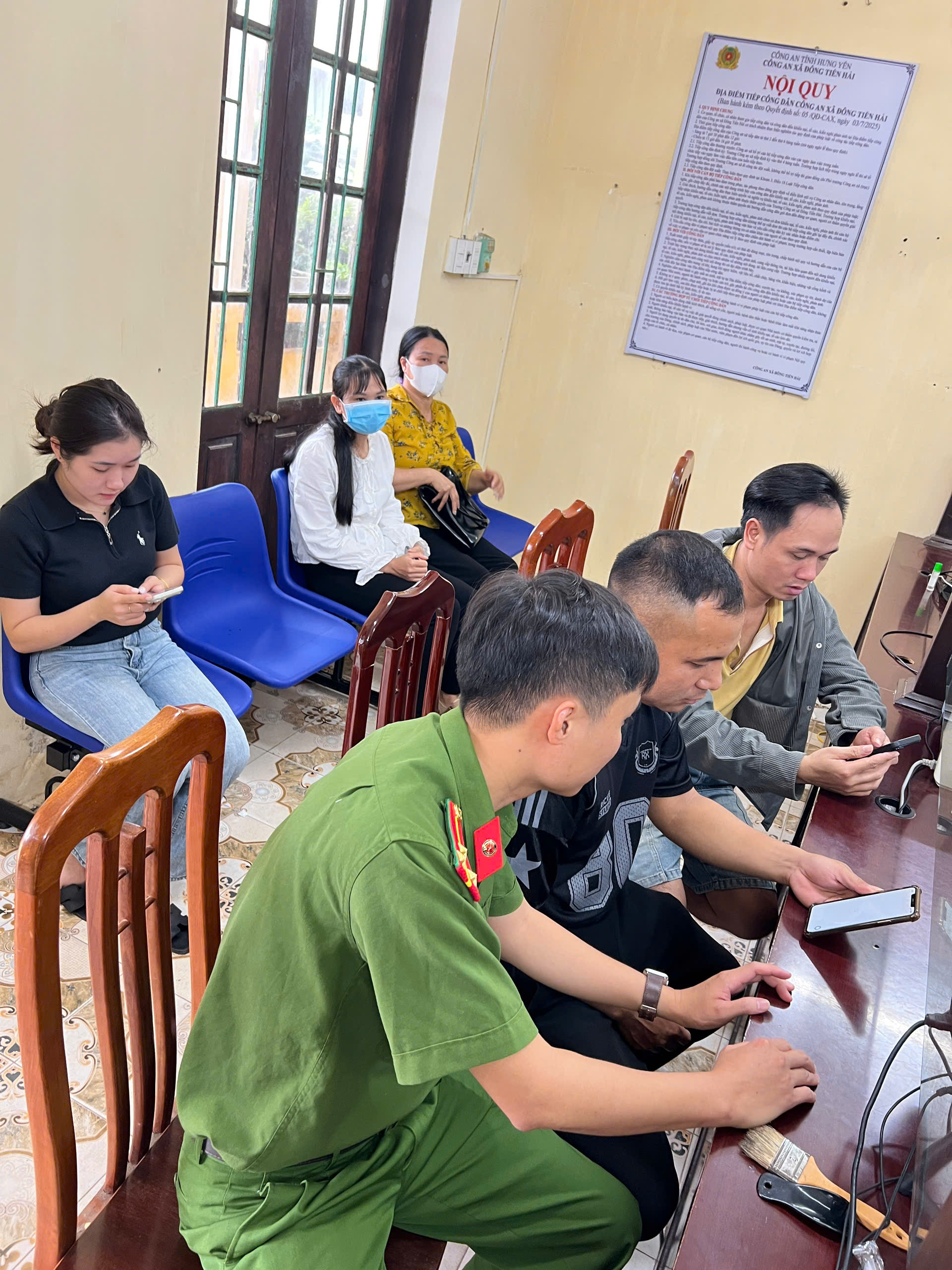 Công an xã Đông Tiền Hải hướng dẫn người dân tham gia góp ý Dự thảo Bộ luật Hình sự trên VNeID