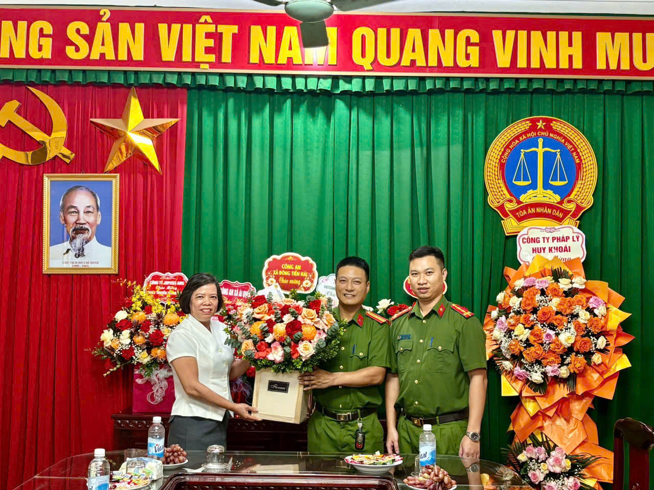 Công an xã Đông Tiền Hải chúc mừng Tòa án Nhân dân khu vực 6, tỉnh Hưng Yên nhân dịp kỷ niệm 81 năm ngày truyền thống Tòa án Nhân dân
