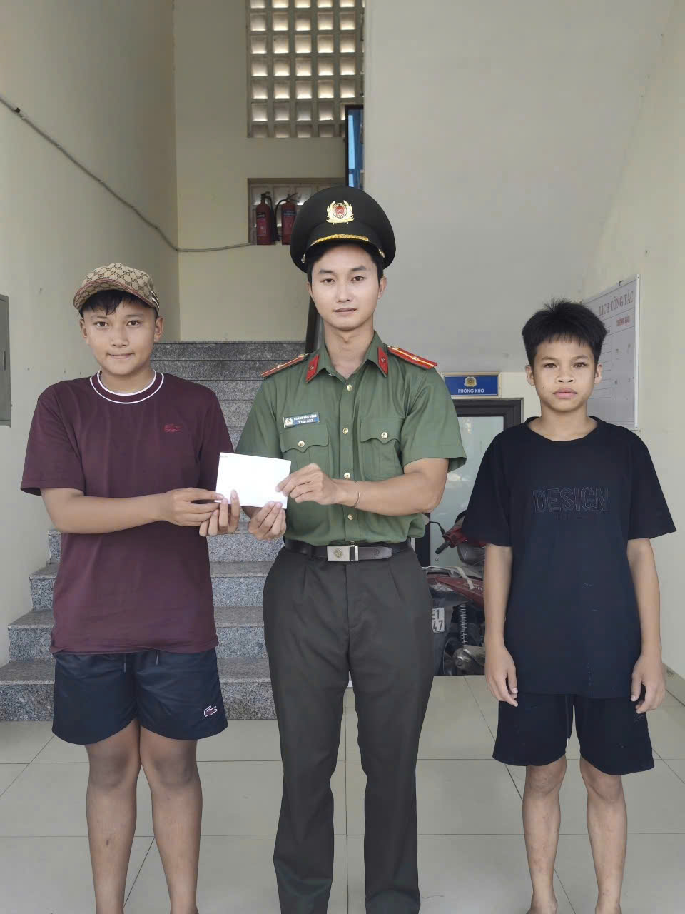 Công an xã Đông Tiên Hưng lan tỏa gương người tốt, việc tốt từ hành động nhặt được của rơi, trả lại người mất