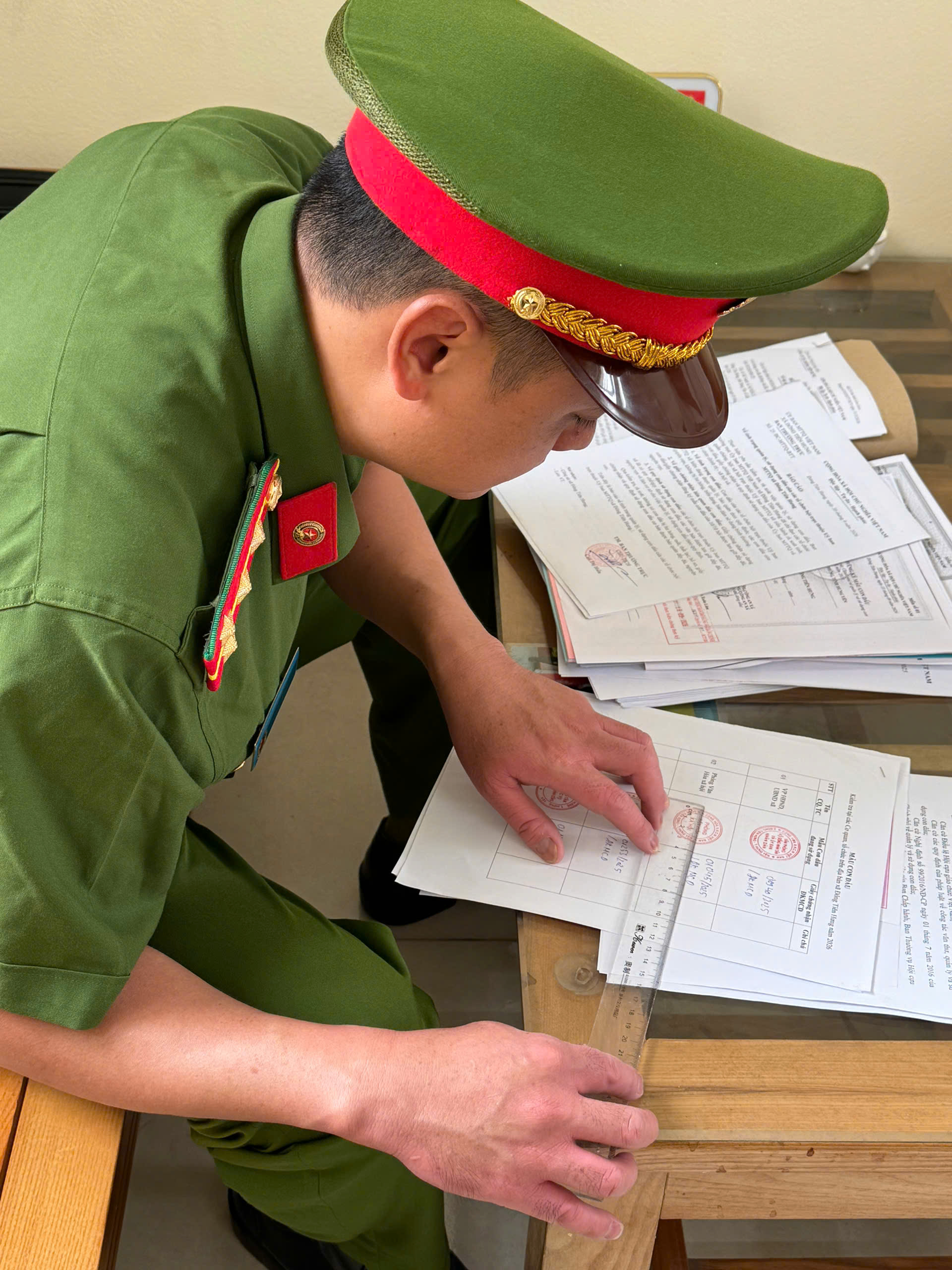 Công an xã Đông Tiên Hưng kiểm tra công tác quản lý và sử dụng con dấu năm 2026 trên địa bàn.