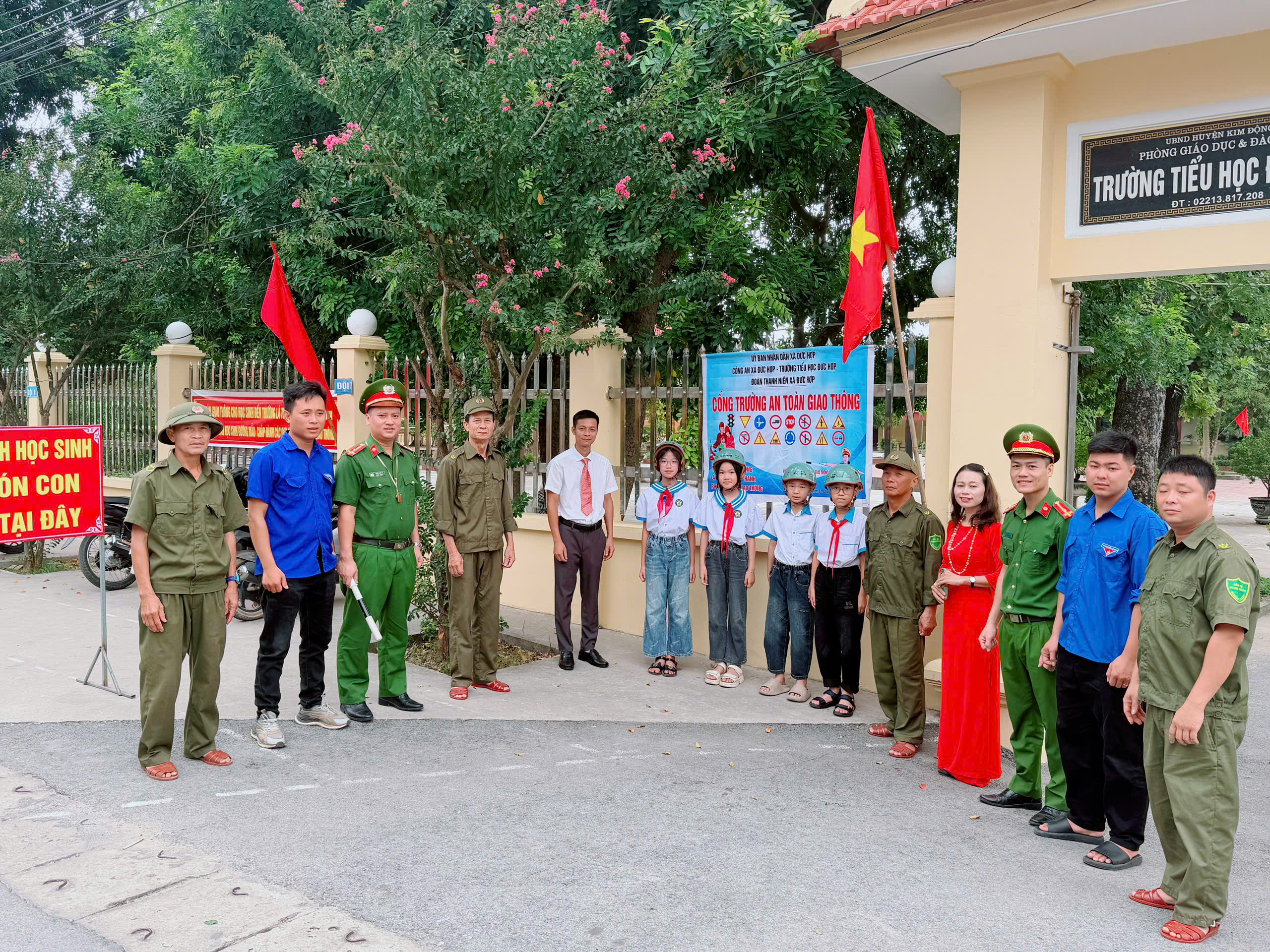 Công an xã Đức Hợp phát huy hiệu quả mô hình tự quản “Cổng trường an toàn giao thông”