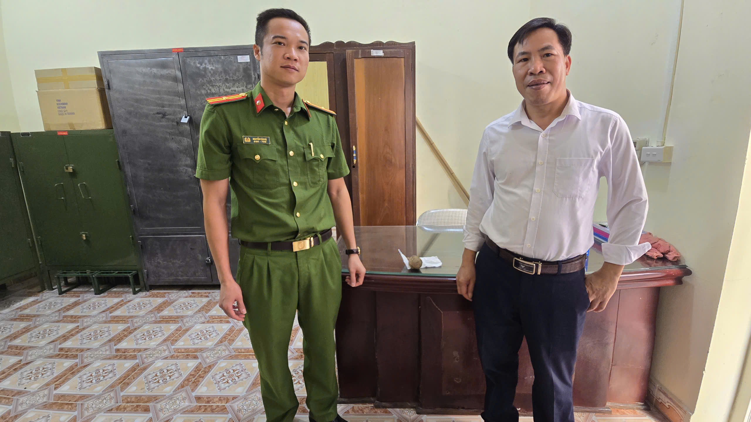 Công an xã Đức Hợp tiếp nhận, bàn giao vật nghi là lựu đạn do học sinh phát hiện trước cổng trường