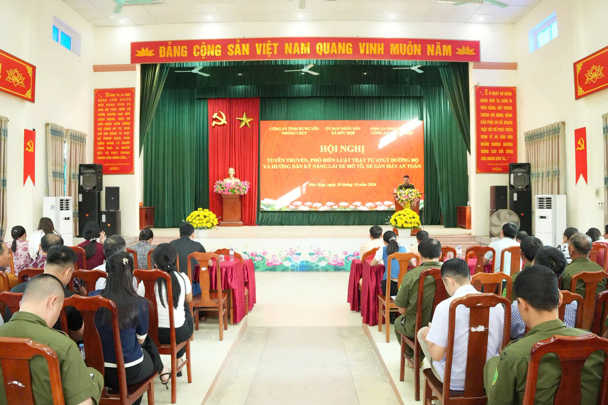 Công an xã Đức Hợp phối hợp tổ chức tuyên truyền pháp luật về trật tự an toàn giao thông và hướng dẫn kỹ năng lái xe an toàn