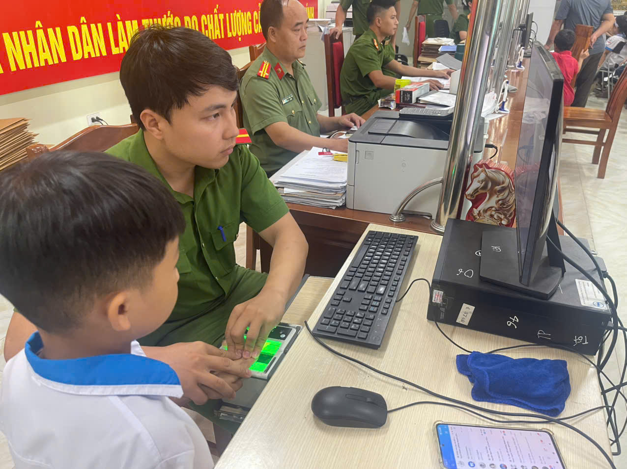 Công an xã Đức Hợp hỗ trợ 45 học sinh thực hiện thủ tục cấp thẻ căn cước