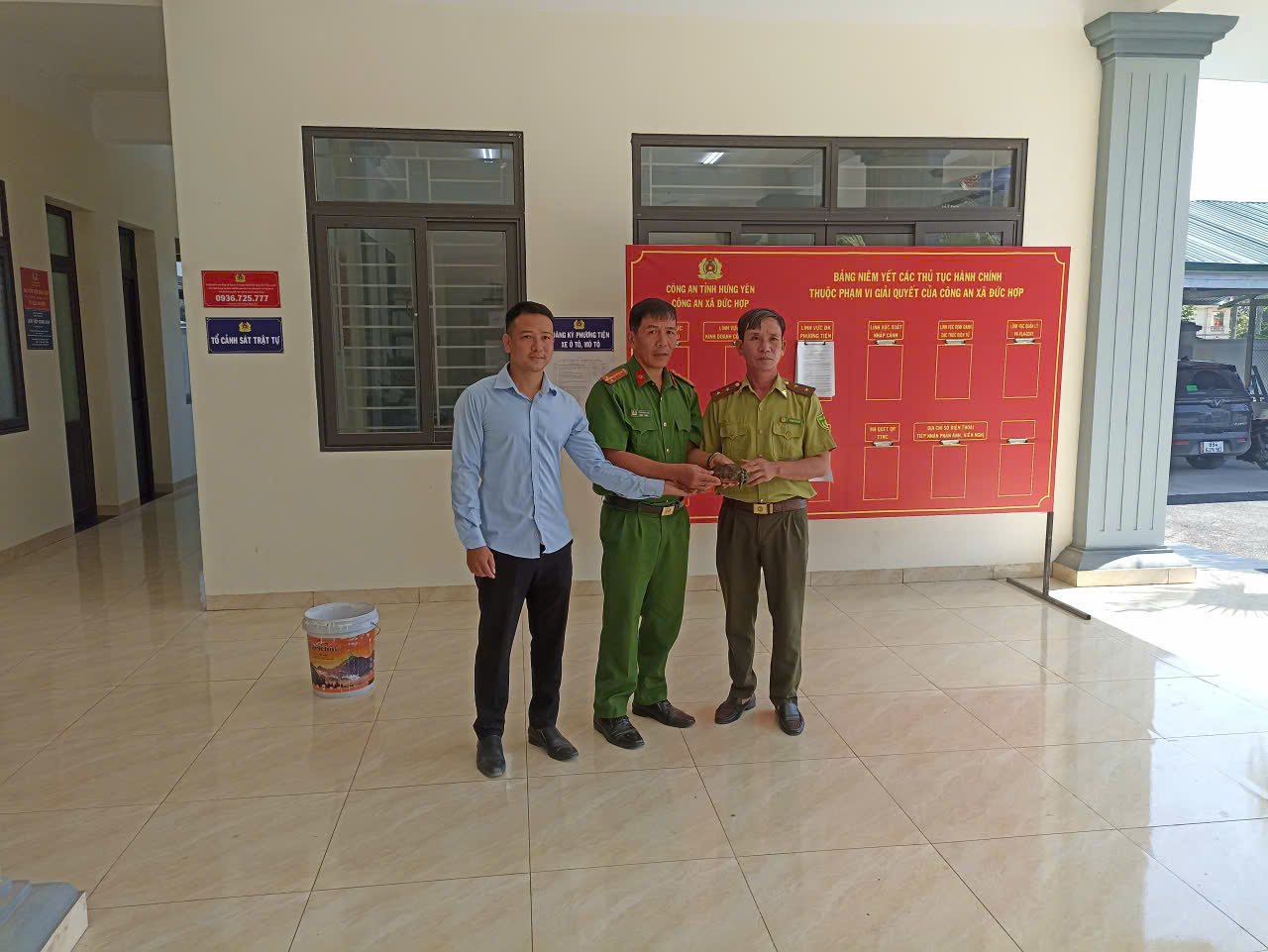 Công an xã Đức Hợp tiếp nhận và bàn giao cá thể Rùa Sa nhân quý hiếm