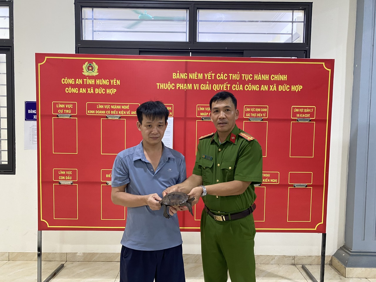 Ông Nguyễn Văn Lập bàn giao cá thể rùa quý hiếm cho Công an xã