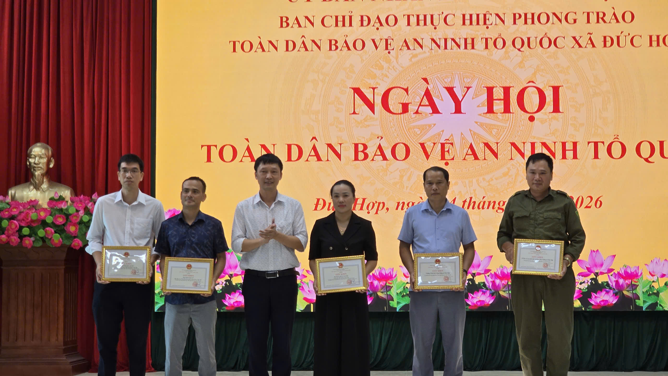 Đại diện lãnh đạo UBND xã trao tặng Giấy khen cho các cá nhân, tập thể có thành tích xuất sắc