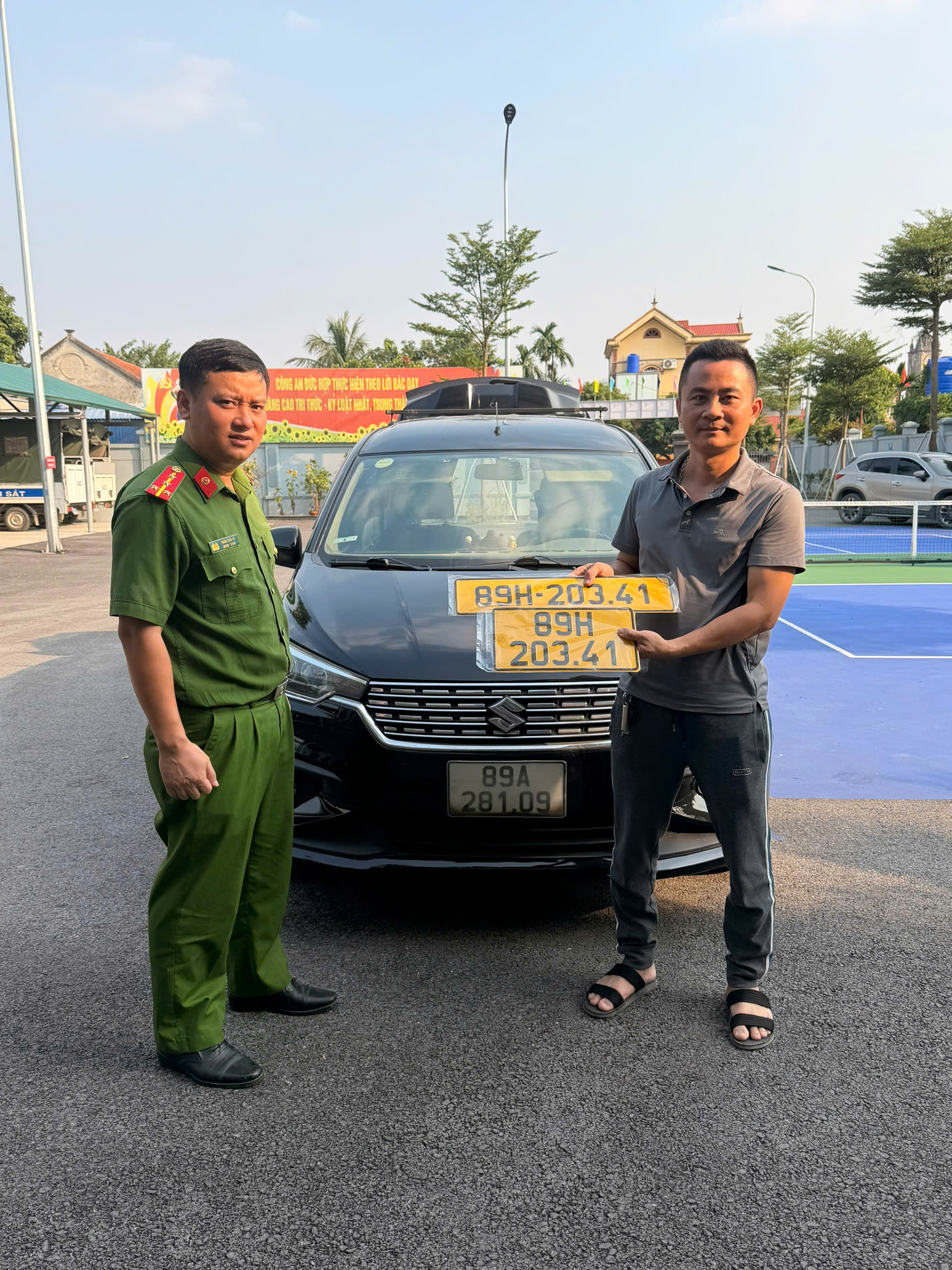 Công an xã Đức Hợp hỗ trợ công dân đổi biển nền trắng sang nền vàng