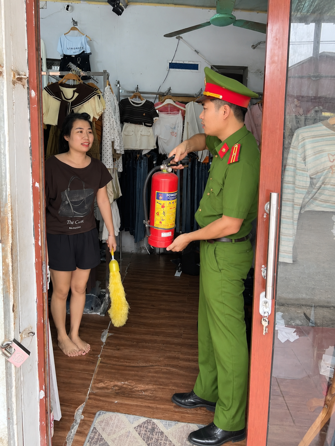 Một số hình ảnh cán bộ Công an xã hướng dẫn chủ hộ kinh doanh