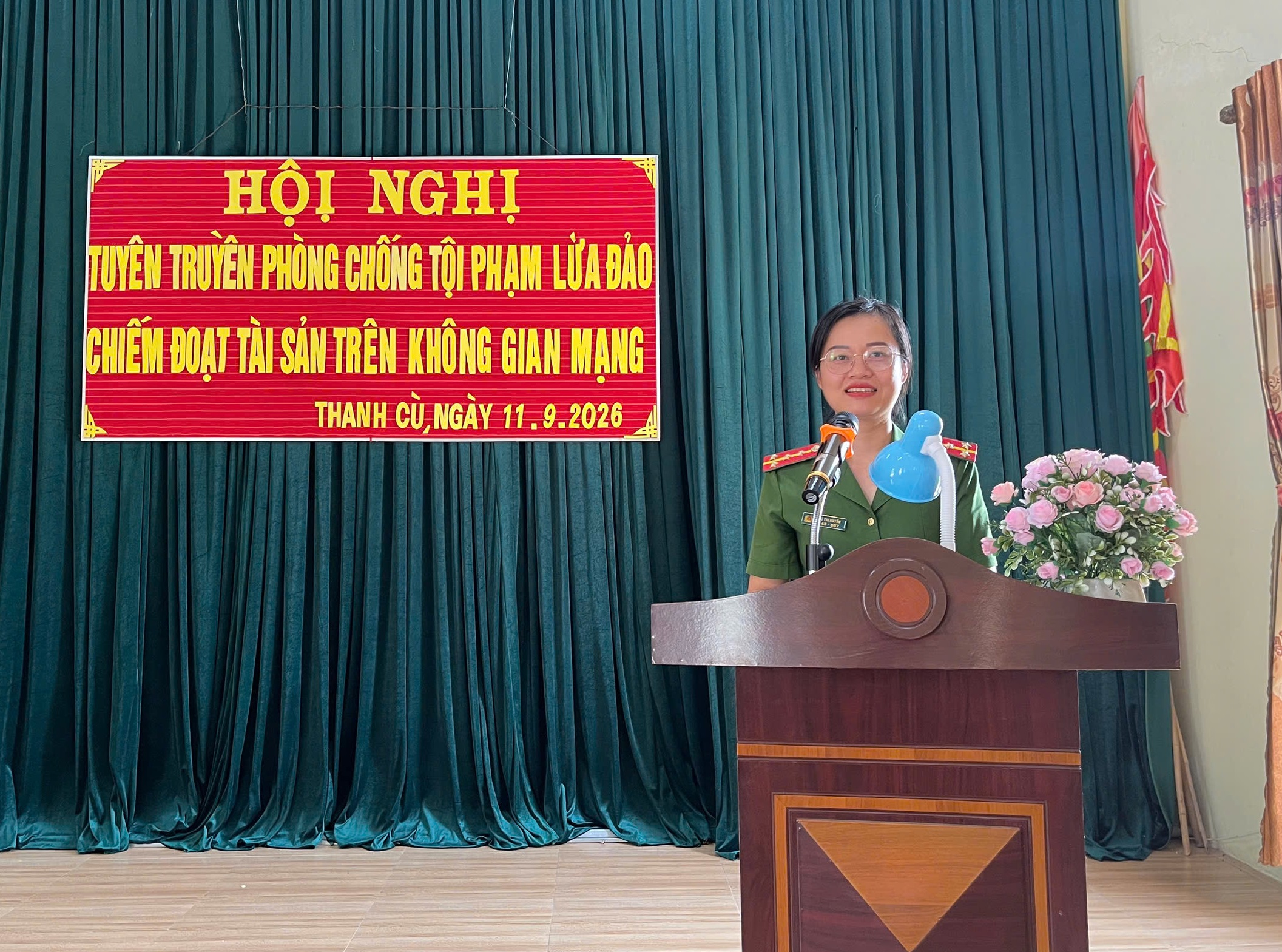 Công an xã Hiệp Cường đẩy mạnh tuyên truyền pháp luật về phòng, chống tội phạm trên không gian mạng và hướng dẫn cài đặt, sử dụng tài khoản VNeID