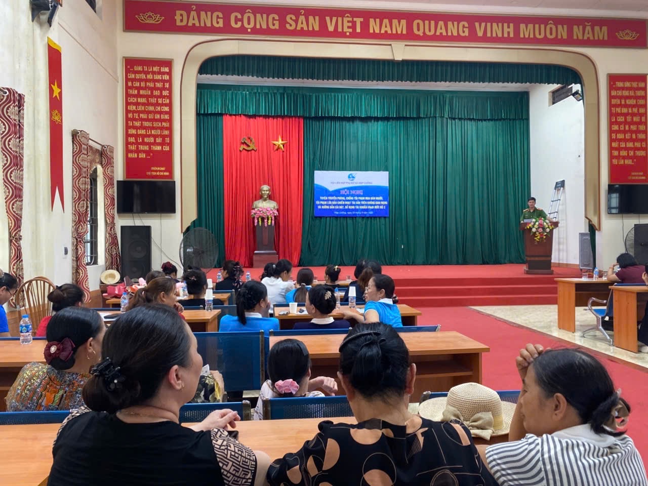 Chi hội Phụ nữ - Chi Đoàn Thanh niên Công an xã Hiệp Cường đẩy mạnh tuyên truyền pháp luật về phòng, chống tội phạm mua bán người, tội phạm lừa đảo chiếm đoạt tài sản trên không gian mạng và hướng dẫn cài đặt, sử dụng tài khoản VNeID