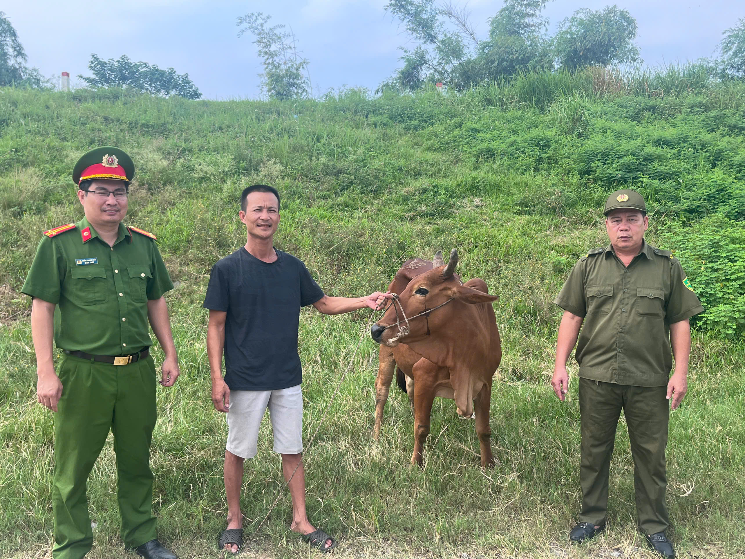 Công an xã Hiệp Cường trao trả vật nuôi cho người dân