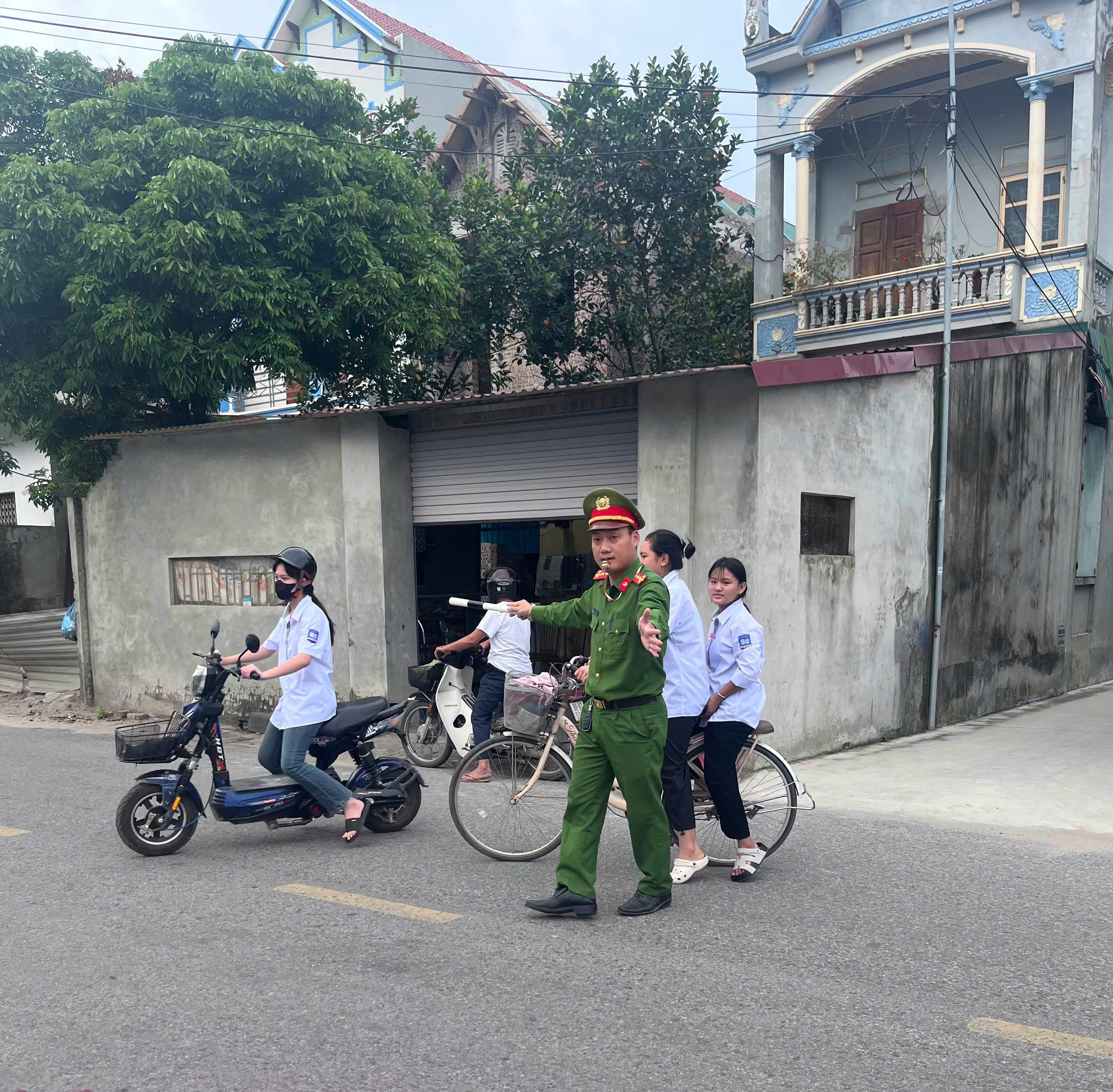 Công an xã Hiệp Cường bảo đảm an toàn an ninh trật tự, trật tự an toàn giao thông trong Ngày khai giảng năm học mới 2026-2027