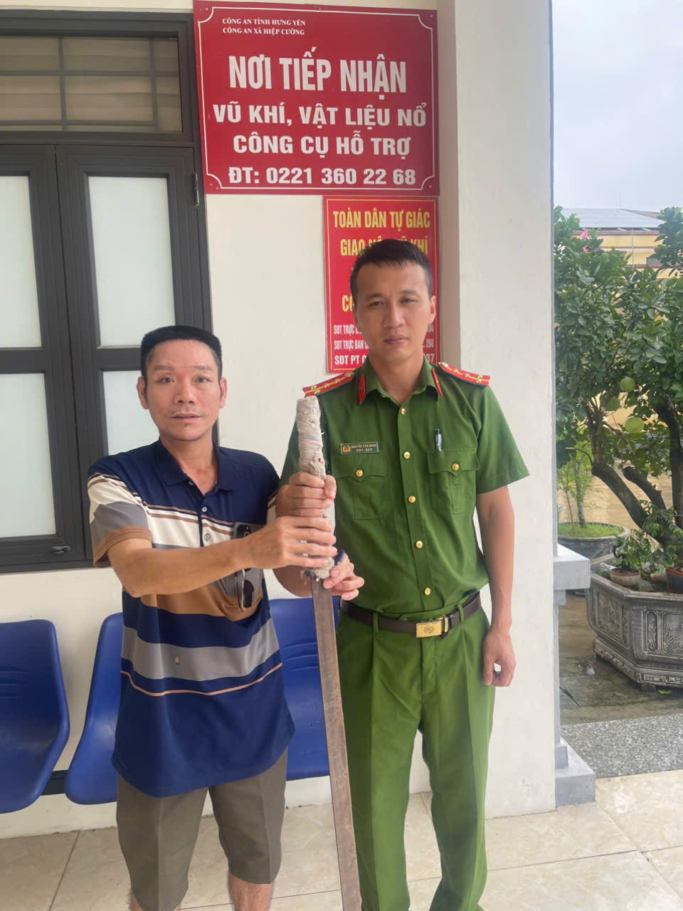Công an xã Hiệp Cường, tỉnh Hưng Yên Tiếp nhận vũ khí do người dân tự giác giao nộp
