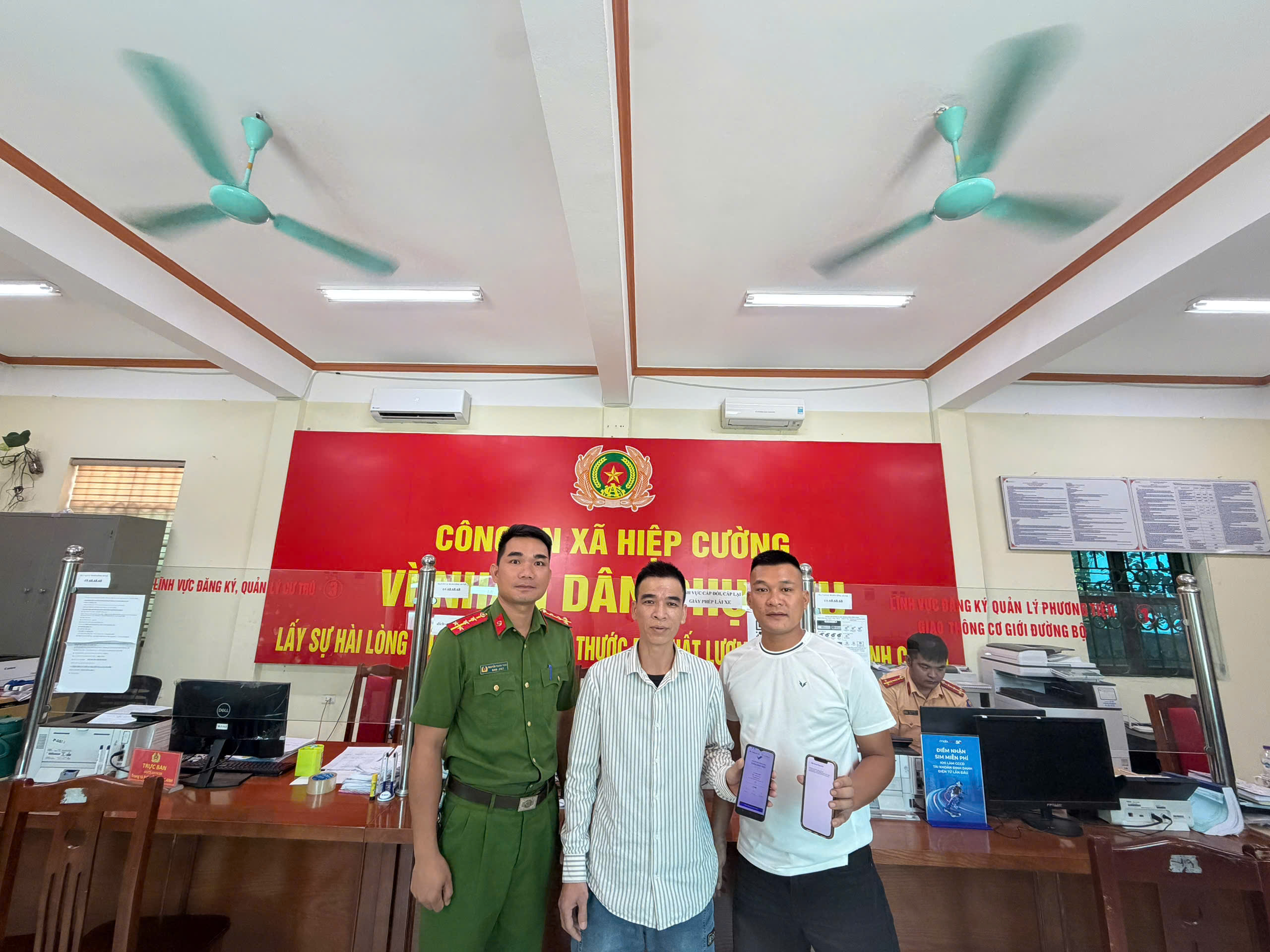 Công an xã Hiệp Cường: Hỗ trợ người dân nhận lại 10 triệu đồng chuyển khoản nhầm