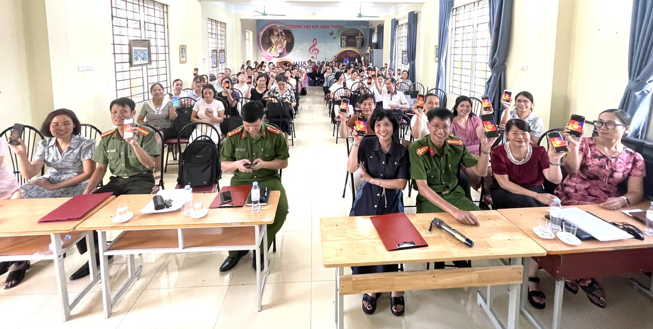Công an xã Hiệp Cường tuyên truyền pháp luật: “Bảo vệ và hỗ trợ trẻ em tương tác an toàn, lành mạnh, sáng tạo trên không gian mạng”.