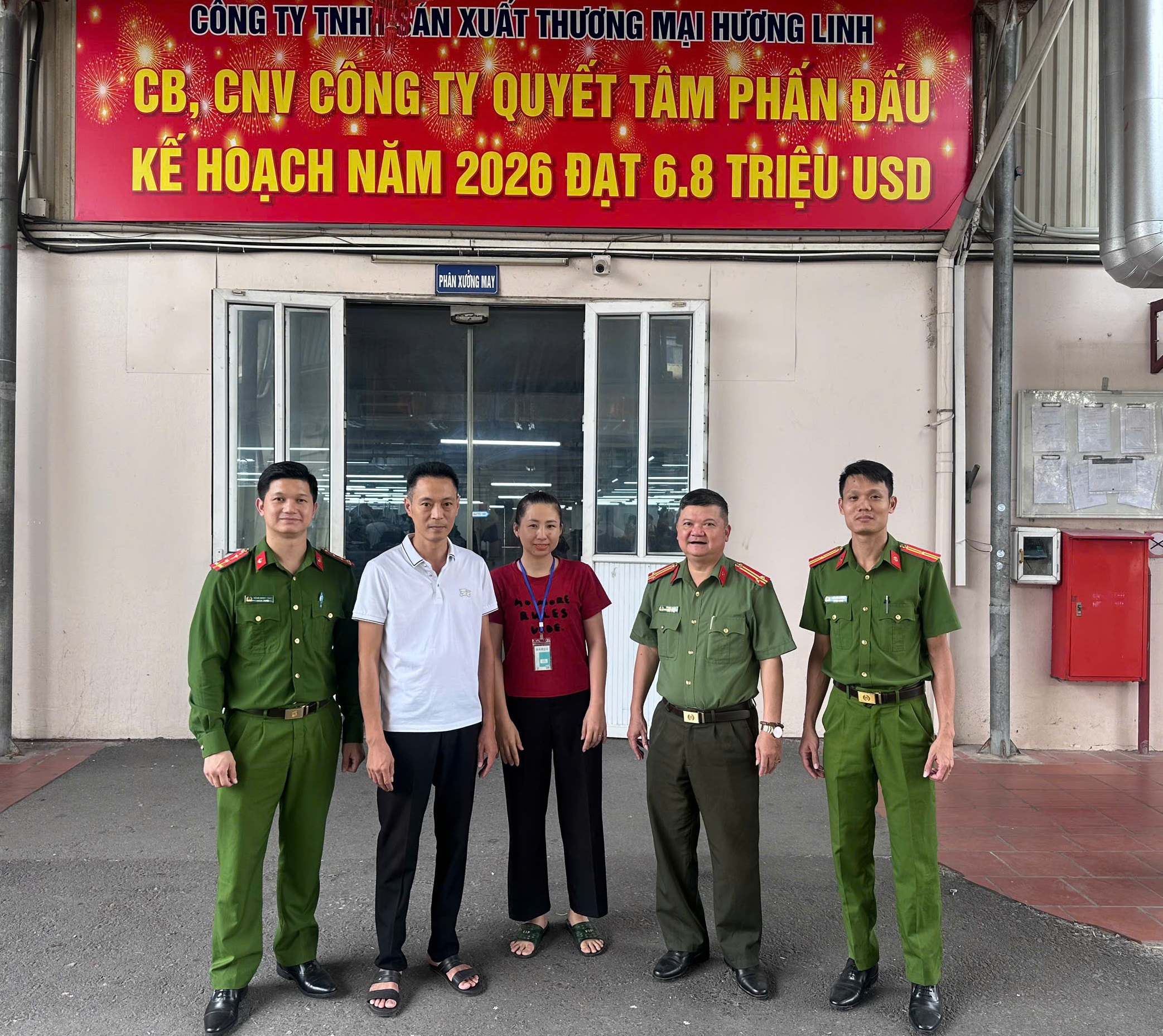 Công an xã Hiệp Cường tổ chức tuyên truyền, phổ biến pháp luật tại Công ty TNHH sản xuất thương mại Hương Linh