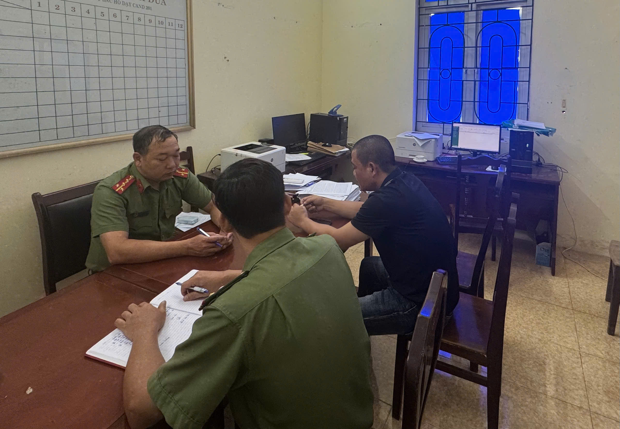 Công an xã Hoàng Hoa Thám phối hợp xác minh, bóc gỡ thông tin xấu độc trên mạng xã hội