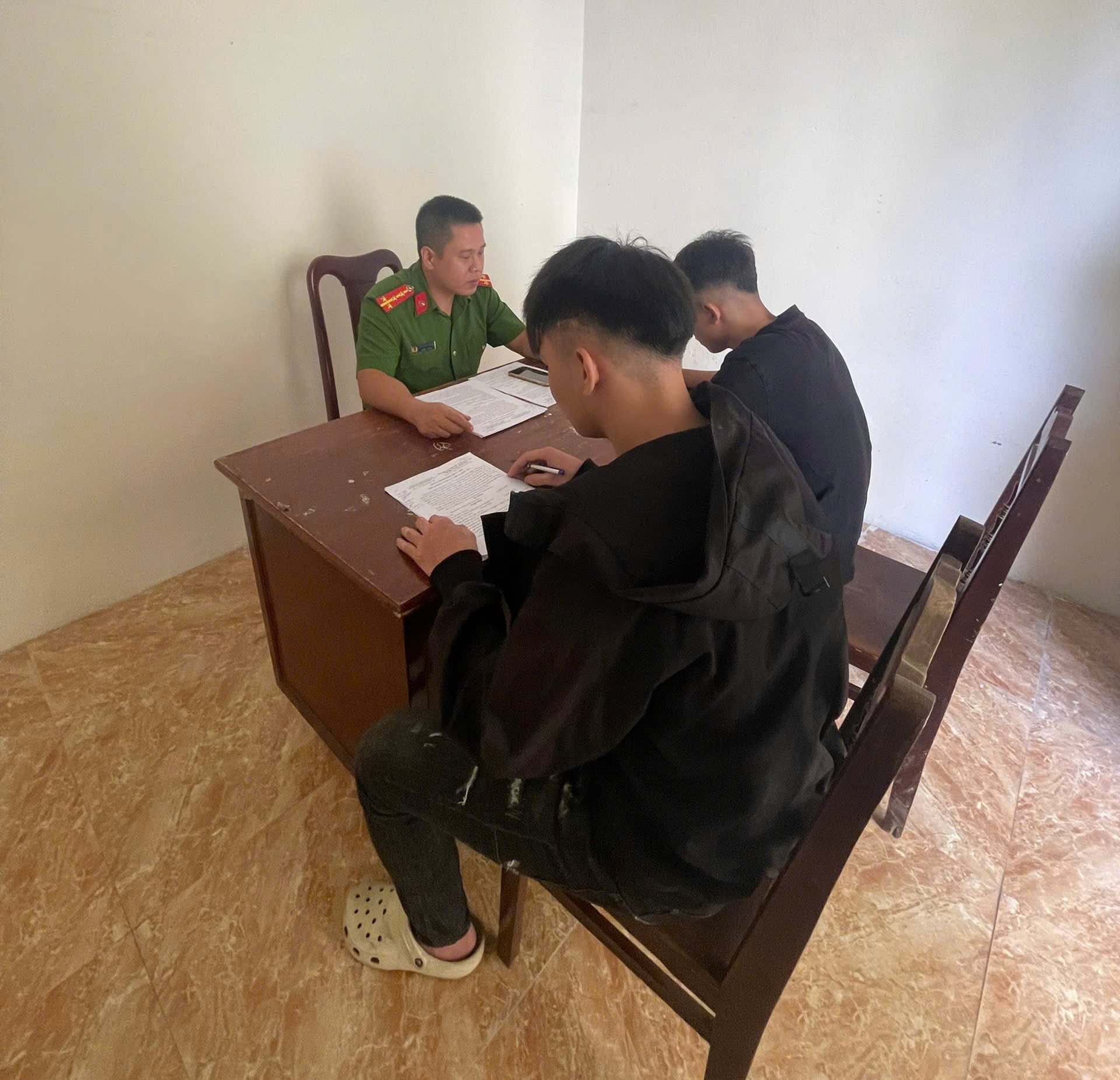 Công an xã Hoàng Hoa Thám chủ động công tác quản lý người bị áp dụng biện pháp ngăn chặn cấm đi khỏi nơi cư trú
