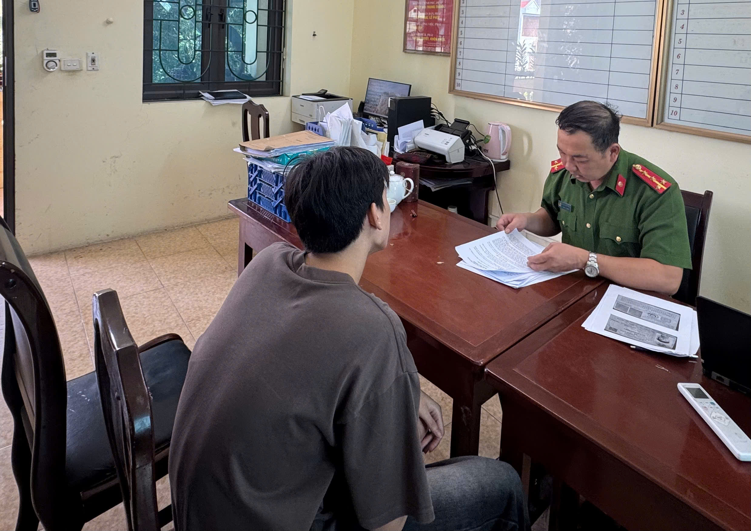 Công an xã Hoàng Hoa Thám xử phạt trường hợp có hành vi cho, mượn thông tin cá nhân để mở tài khoản ngân hàng