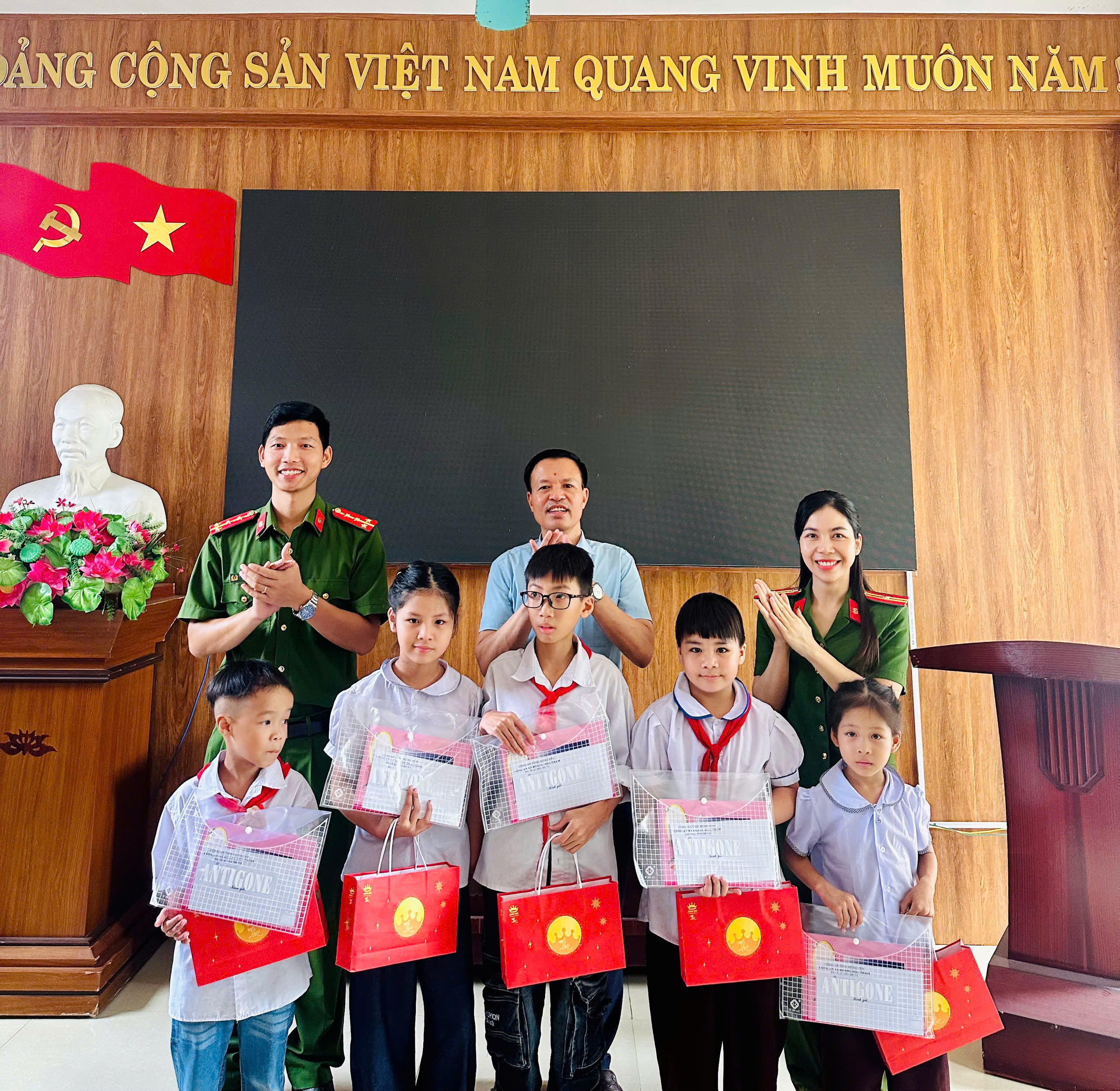 Đoàn thanh niên cùng Hội phụ nữ Công an xã Hoàng Hoa Thám tặng quà cho các em học sinh có hoàn cảnh khó khăn tại Trường Tiểu học Hưng Đạo nhân dịp Tết Trung thu 2026.