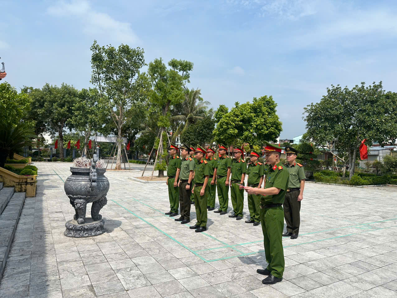 Công an xã Hoàn Long tổ chức dâng hương tại Nhà tưởng niệm Tổng Bí thư Nguyễn Văn Linh và Trung tướng Nguyễn Bình