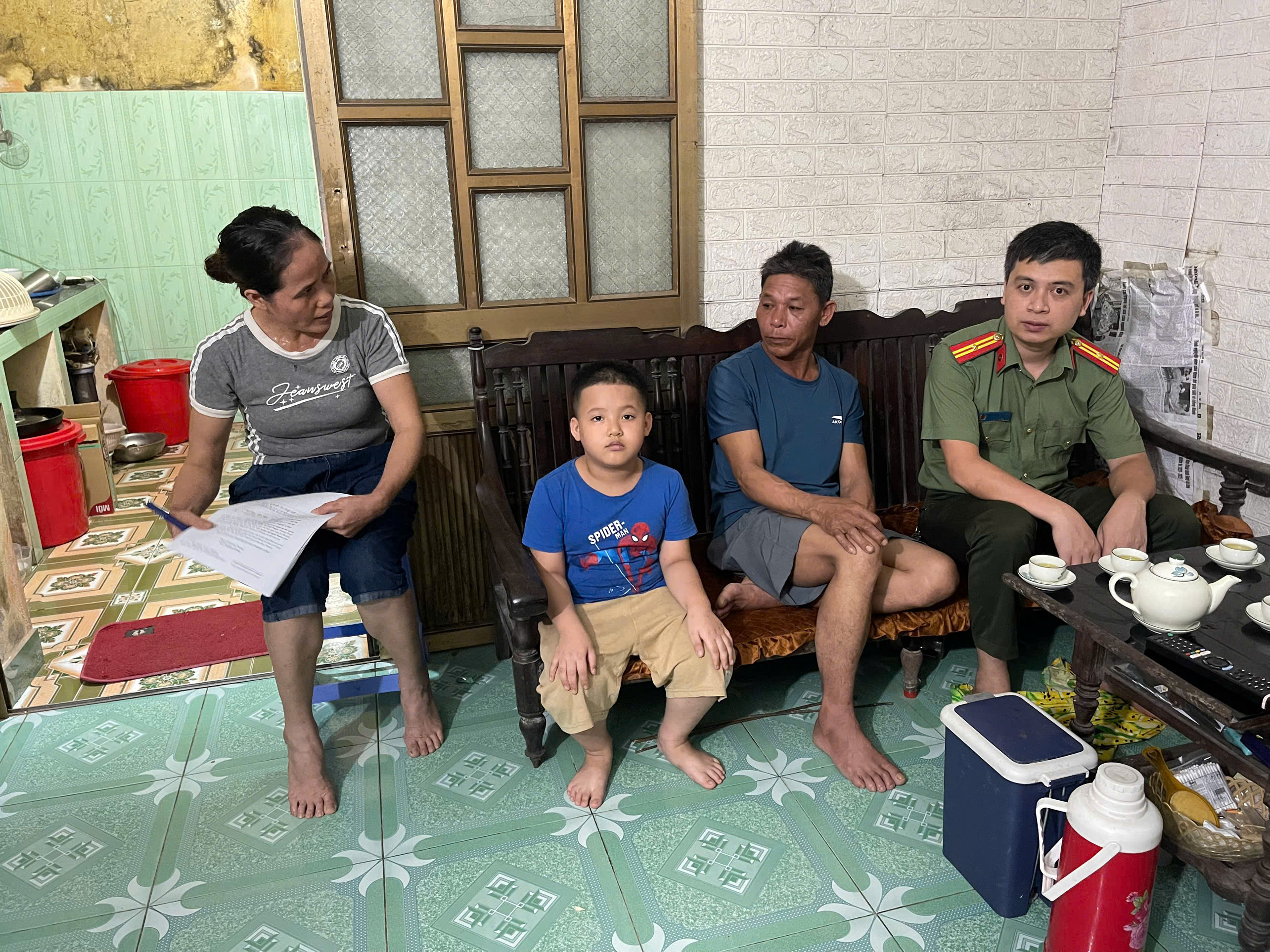 Công an xã Hoàn Long khảo sát số liệu trẻ em có hoàn cảnh khó khăn trên địa bàn xã