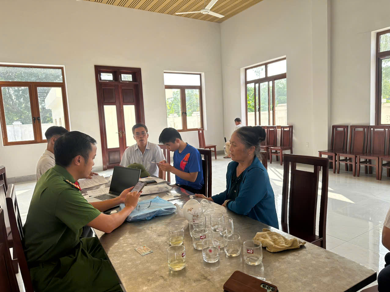 Công an xã Hoàn Long phối hợp với Trạm y tế xã Hoàn Long triển khai thực hiện các nhiệm vụ của Đề án 06 và Nghị quyết số 57