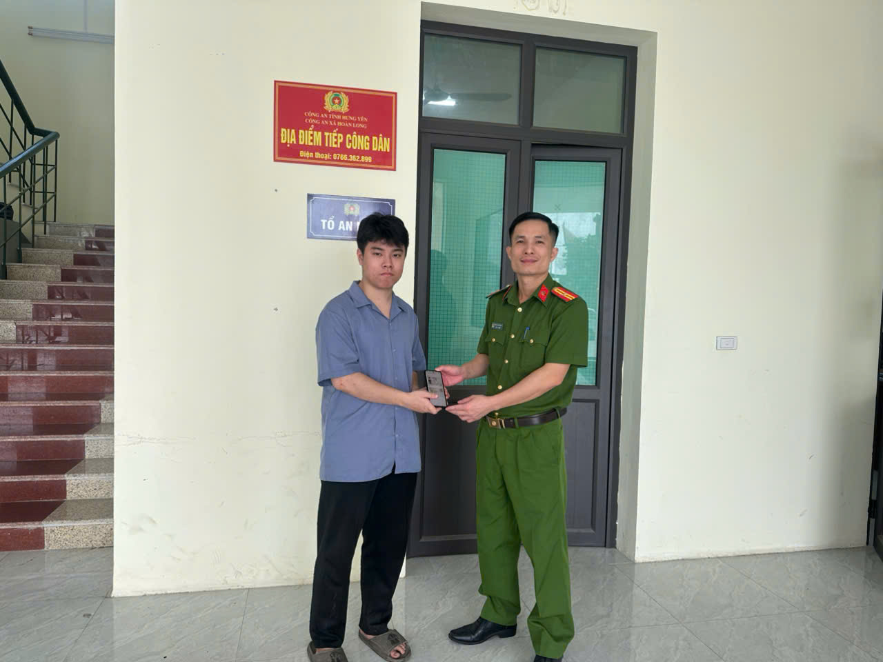 Công an xã Hoàn Long hỗ trợ công dân nhận lại tài sản đánh rơi