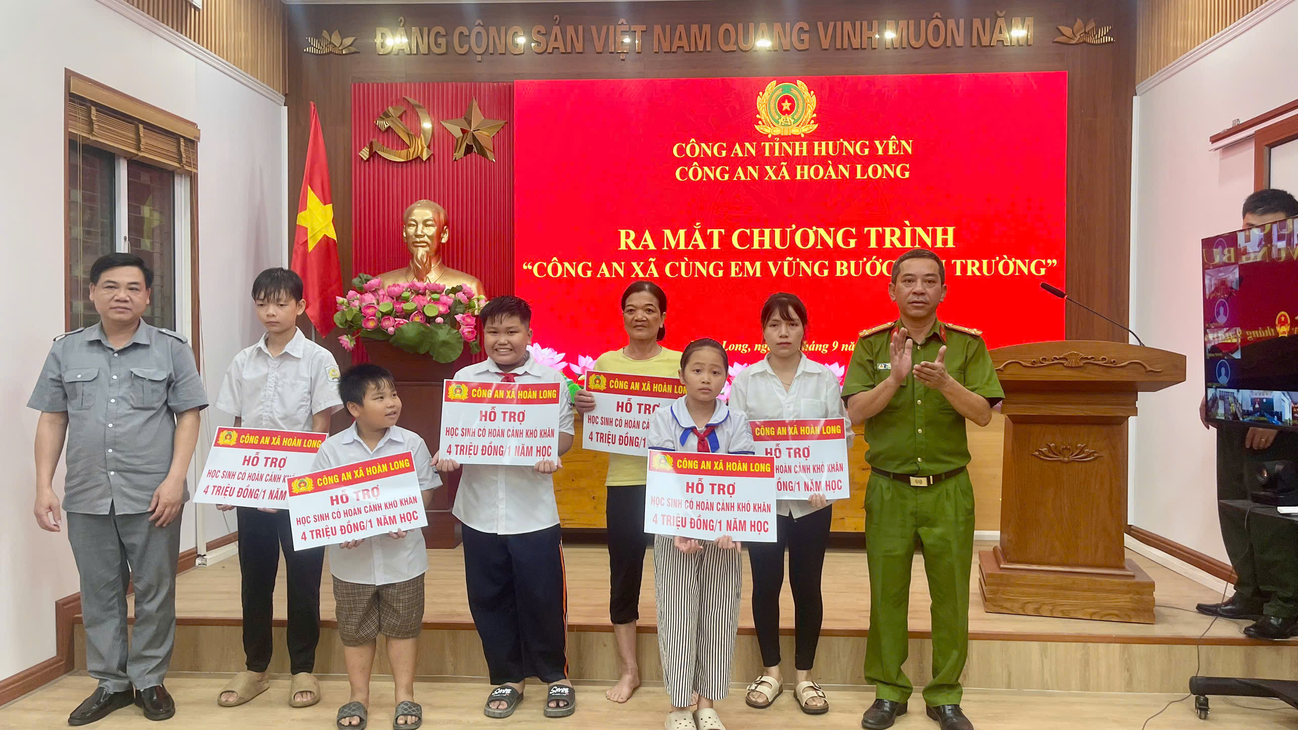 Công an xã Hoàn Long ra mắt chương trình Công an xã cùng em vững bước đến trường