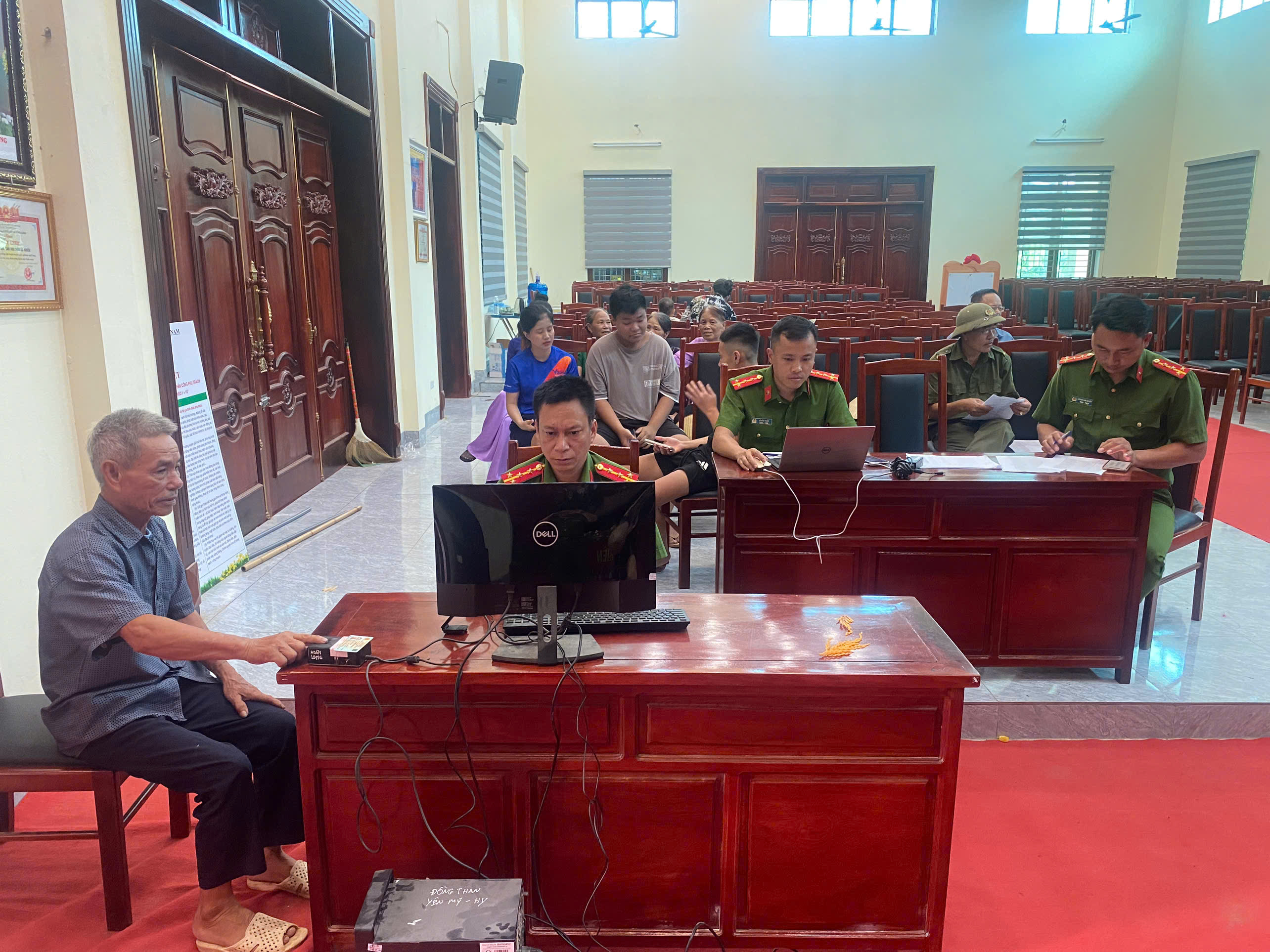 Công an xã Hoàn Long triển khai thu nhận, kích hoạt tài khoản định danh điện tử mức 2, cài đặt tài khoản An sinh xã hội cho người dân xuyên dịp Lễ Quốc khánh 02/9