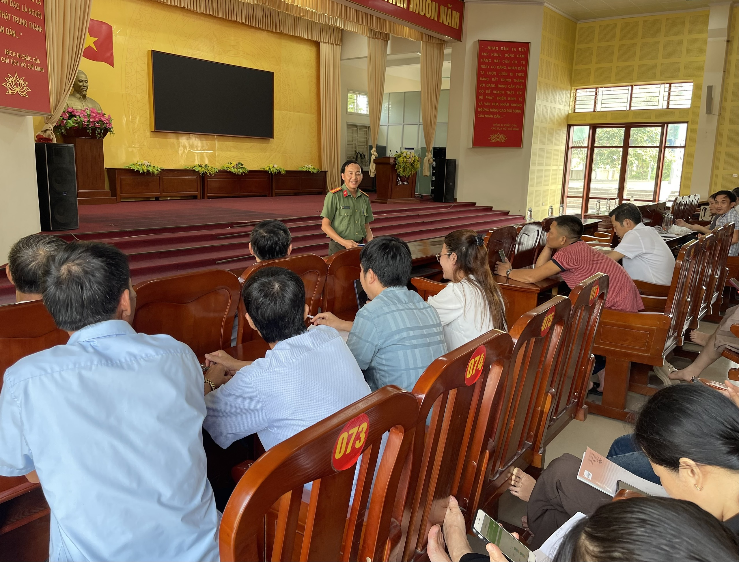 Công an xã Hồng Minh phổ biến kiến thức phòng, chống vi phạm pháp luật trên không gian mạng cho đội ngũ cán bộ, công chức, viên chức, trưởng thôn, trưởng các đoàn thể thôn trên địa bàn