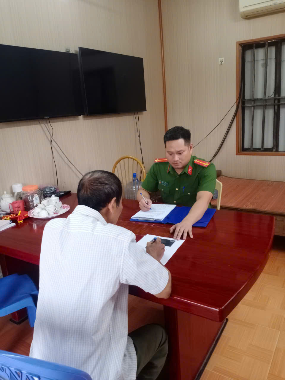 Công an xã Hồng Minh làm việc với trường hợp bình luận tiêu cực trên mạng xã hội