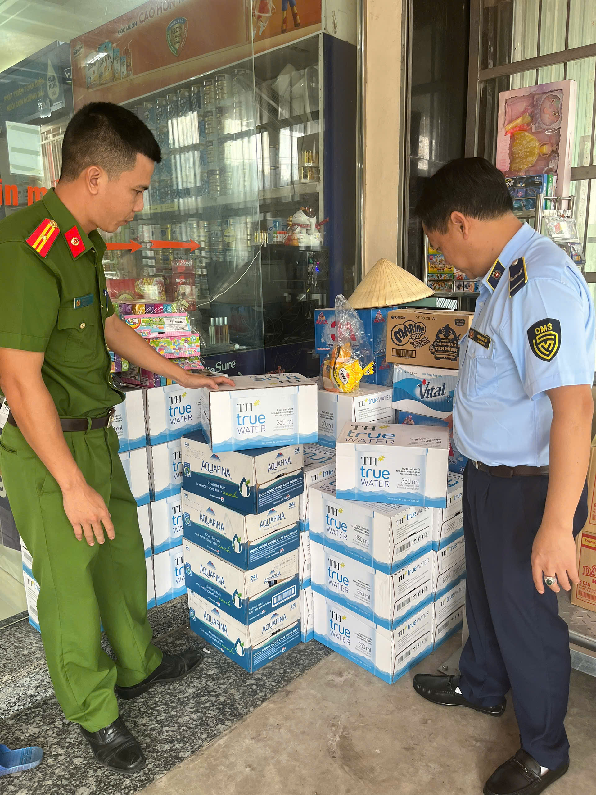 Công an xã Hồng Minh phối hợp phát hiện, xử lý vi phạm về an toàn thực phẩm tại hộ kinh doanh trên địa bàn