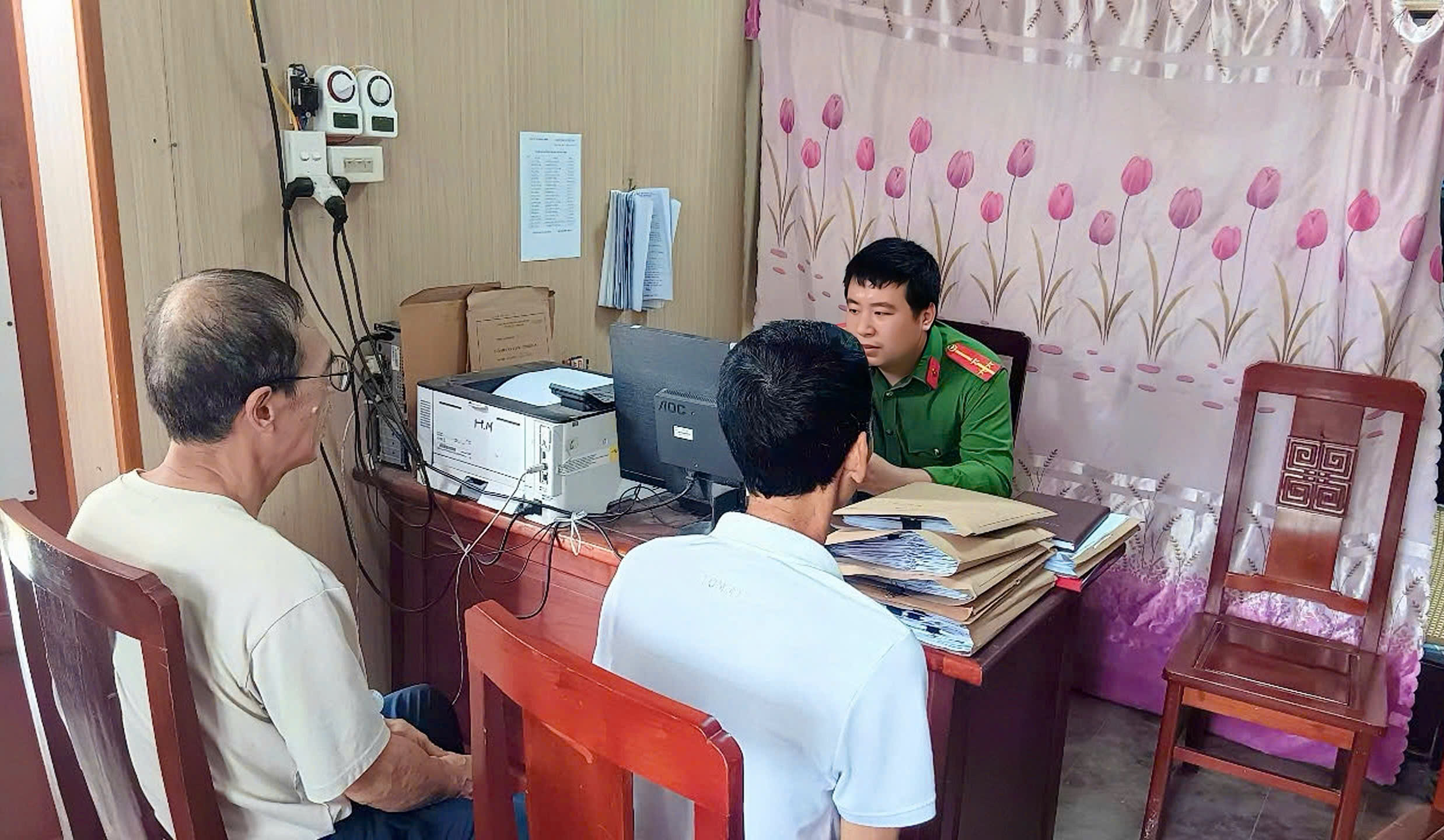 Công an xã Hồng Minh hướng dẫn người nước ngoài đến địa phương thực hiện đúng quy định về cư trú
