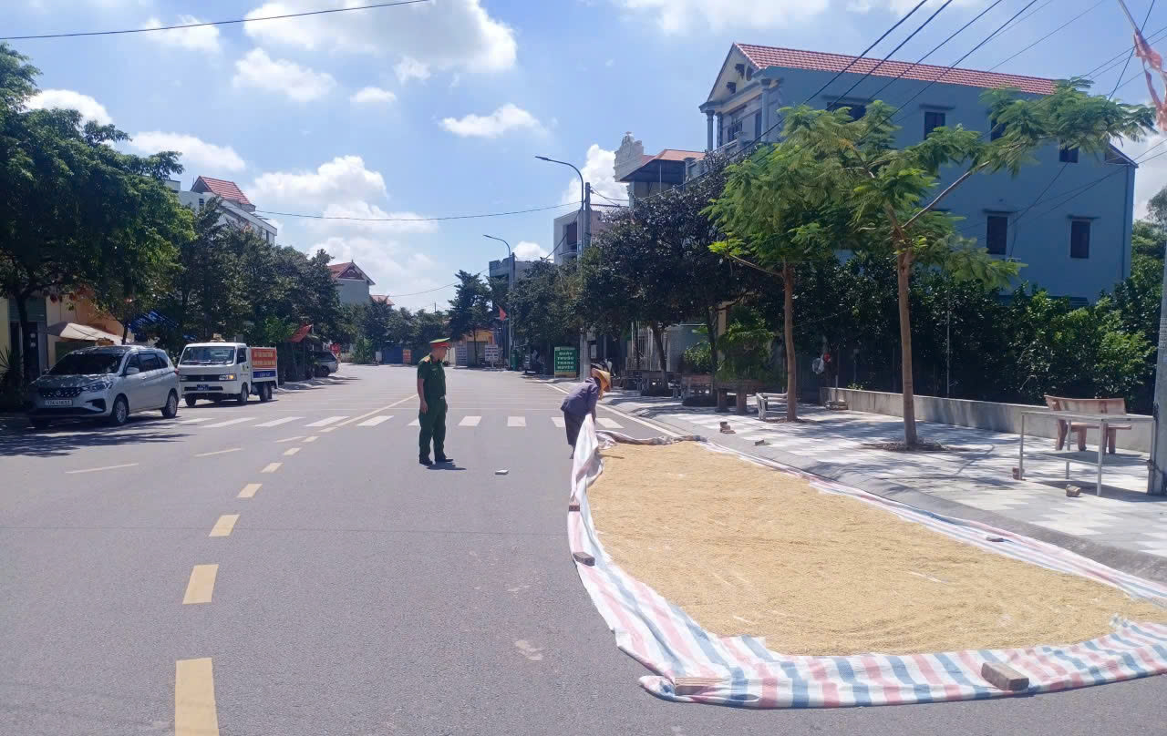 Công an xã Hồng Minh tuyên truyền, nhắc nhở người dân chấp hành nghiêm quy định về trật tự an toàn giao thông