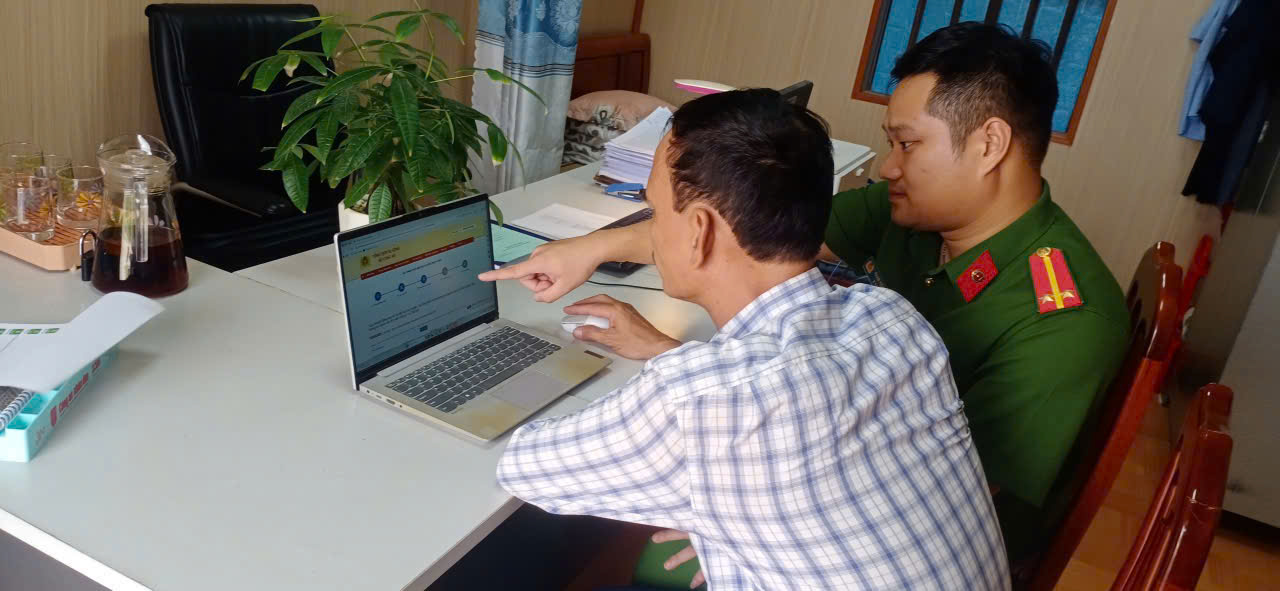 Công an xã Hồng Minh hướng dẫn người dân đăng ký cấp hộ chiếu trực tuyến trên VNeid
