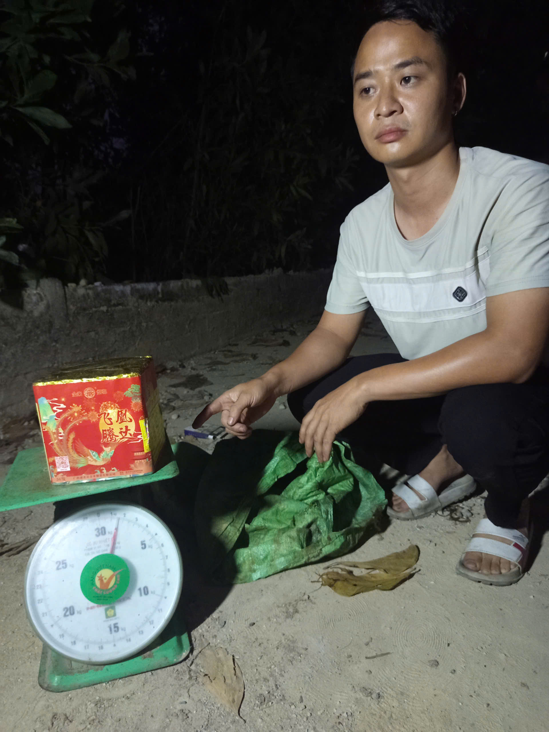 Công an xã Hồng Quang liên tiếp phát hiện, bắt giữ 02 đối tượng tàng trữ pháo nổ trong đêm