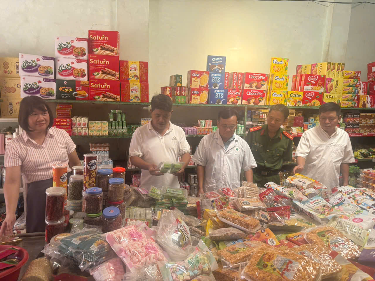 Công an xã Hồng Quang tăng cường phối hợp kiểm tra, siết chặt an toàn thực phẩm dịp Tết Trung thu năm 2026