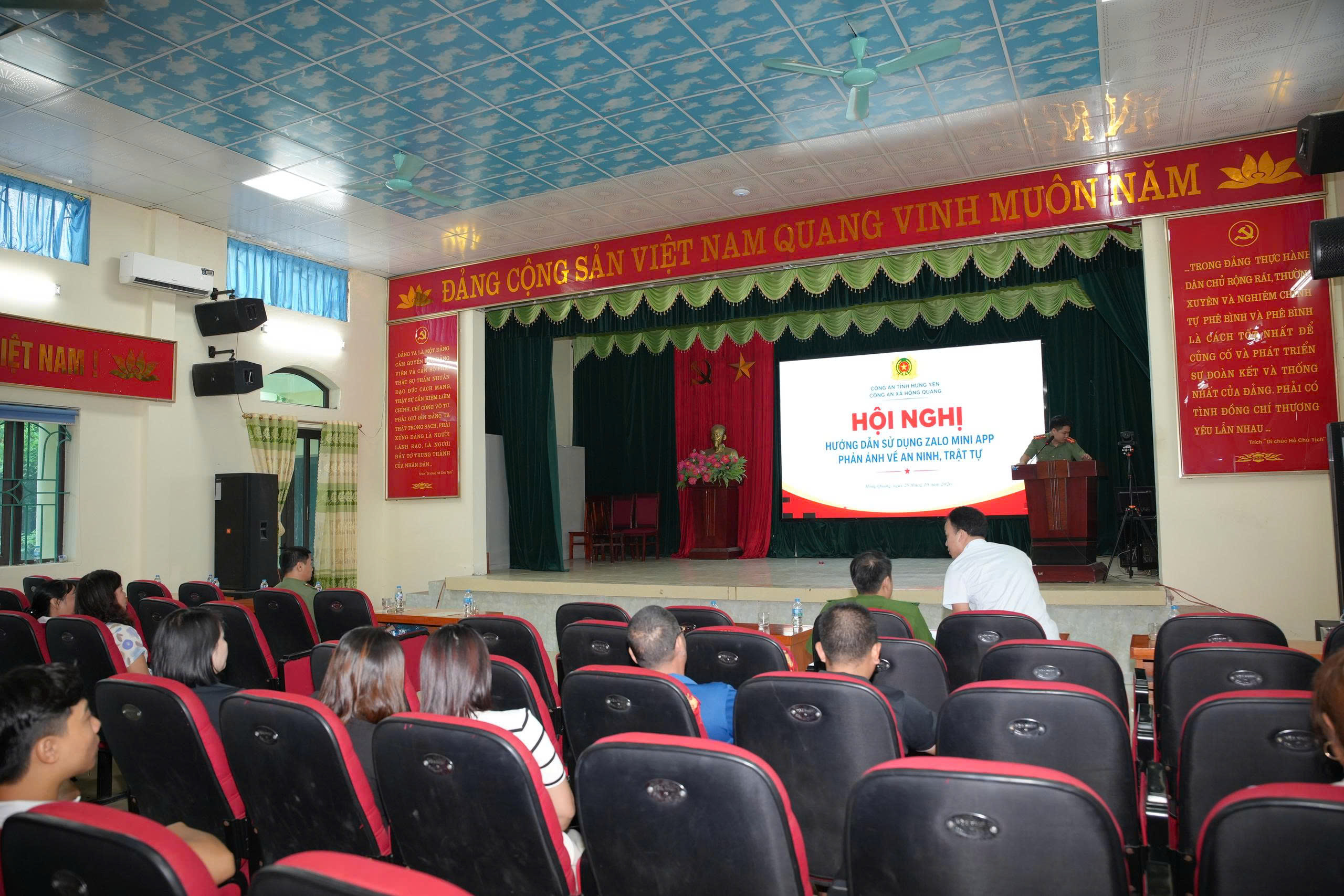 Công an xã Hồng Quang tổ chức Hội nghị hướng dẫn sử dụng Zalo Mini App tiếp nhận phản ánh về an ninh trật tự