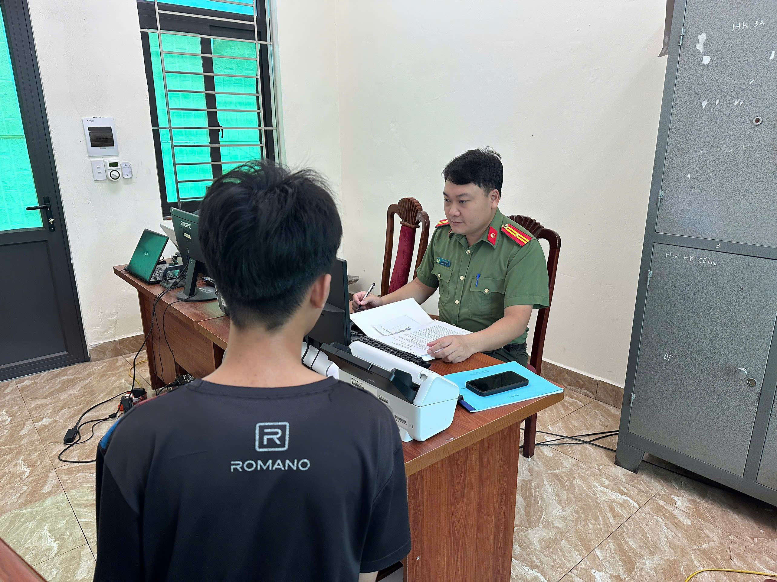 Công an xã Hồng Quang tăng cường nắm tình hình không gian mạng, kịp thời răn đe, xử lý các thông tin sai lệch