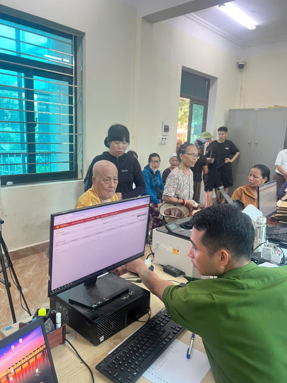 Công an xã Hồng Quang tăng tốc cấp tài khoản định danh điện tử, quyết tâm hoàn thành chỉ tiêu  cấp tài khoản 100% công dân trong năm 2026