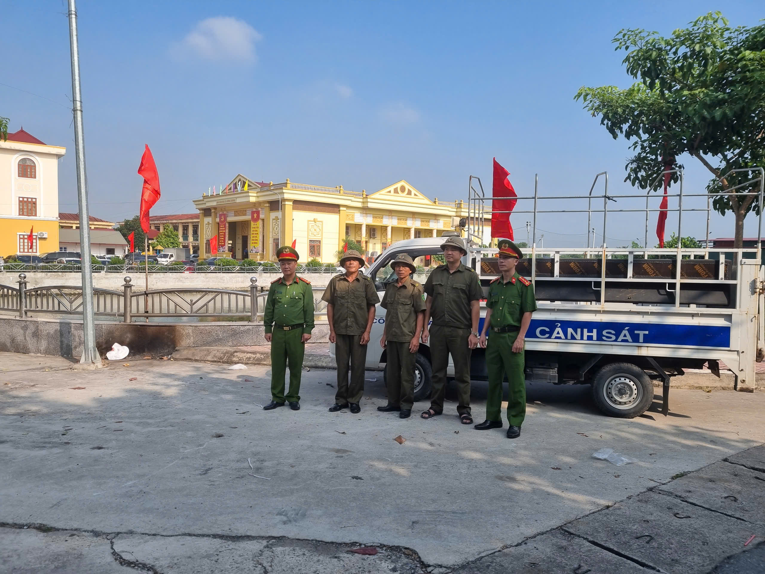 Công an xã Hồng Quang triển khai đồng bộ phương án, bảo đảm tuyệt đối an toàn Hội nghị tiếp xúc, đối thoại giữa Bí thư Tỉnh ủy với Nhân dân